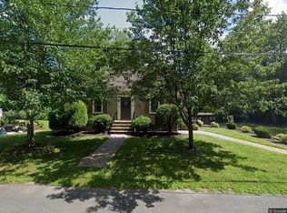 34 Plymouth Rd, Reading, MA 01867