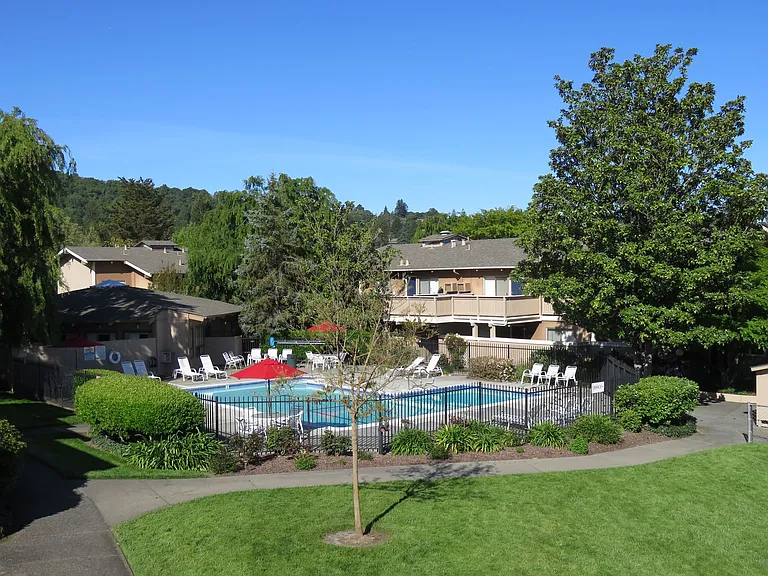 Country Club Apartments — Photo 18