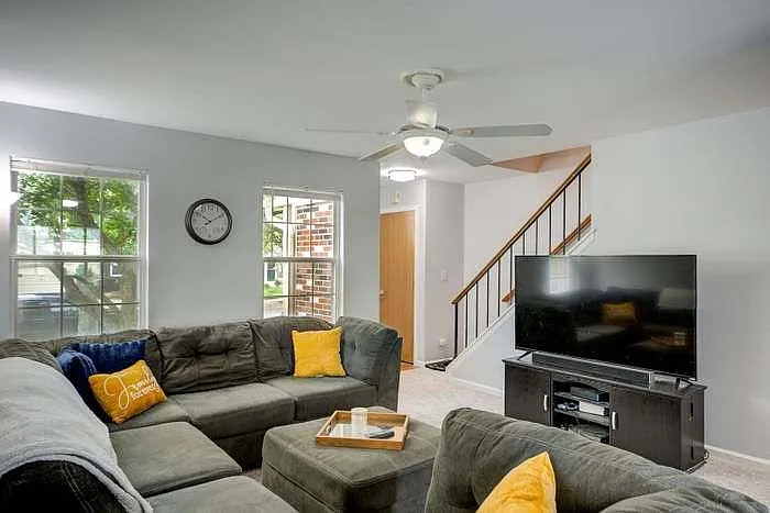 941 Perry Dr — Photo 2