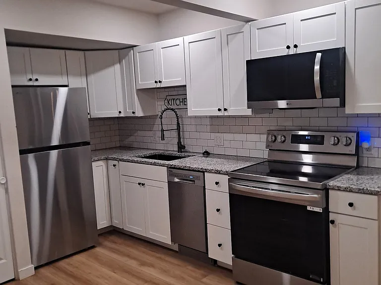 525 W 8th St #6 — Photo 8