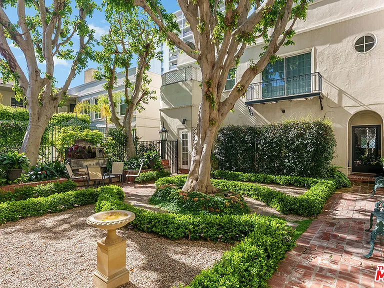 1014 N Doheny Dr — Photo 25