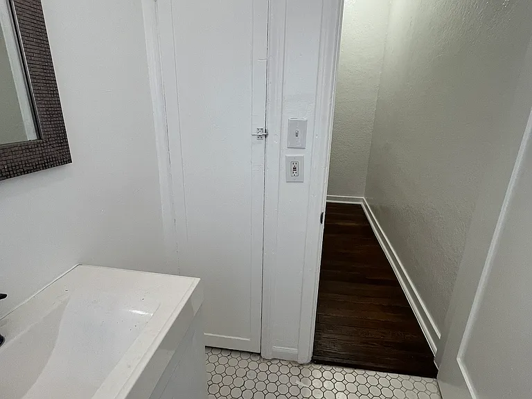 1121 N Kenmore Ave #102 — Photo 14