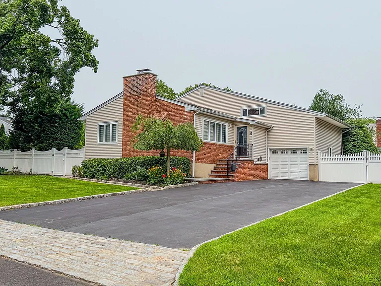 16 Brookside Dr — Photo 1