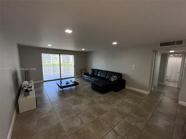 301 SE 3rd St #204 — Photo 7