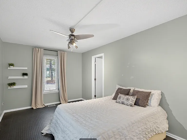 2101 Woodlawn Ave — Photo 9
