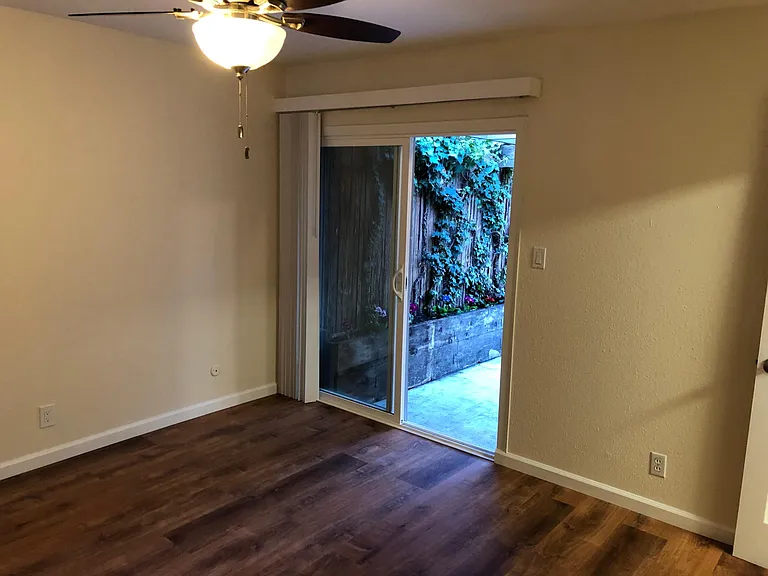 511 Thompson Ave #D — Photo 16