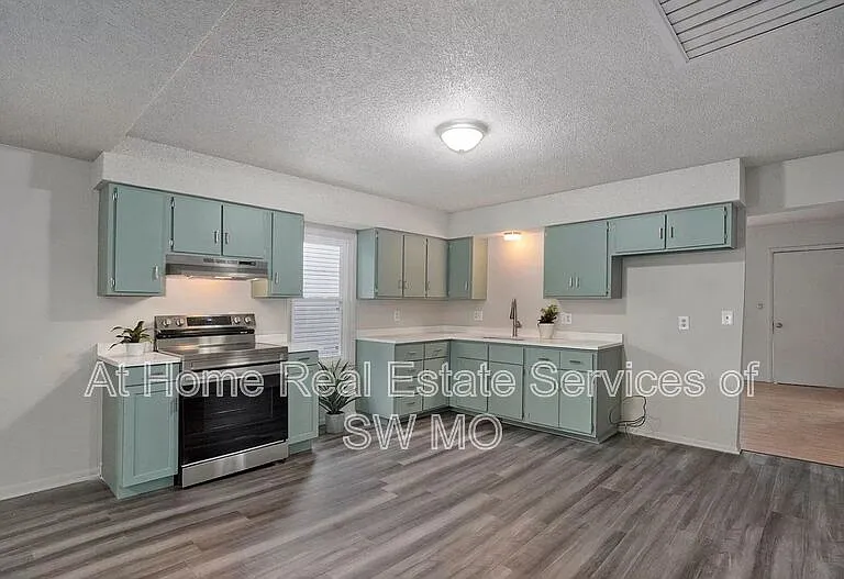 1621 W Lee St — Photo 6