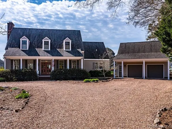 201 Bayberry Point Ln, Kilmarnock, VA 22482