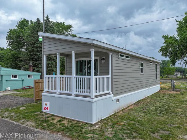 24 Sunset Ln, Fenton, MI 48430