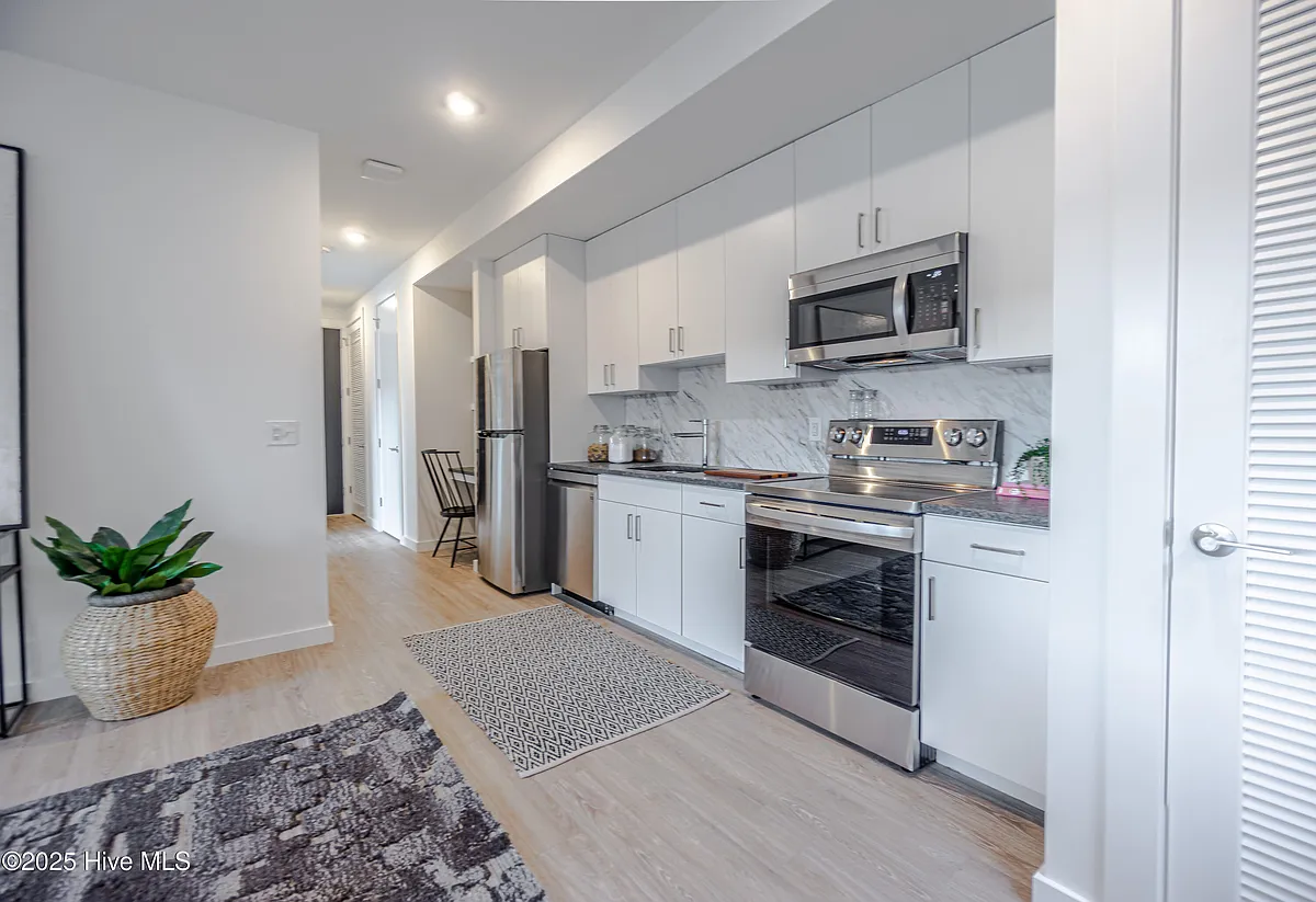 Building Photo - 1102 Castle St #202