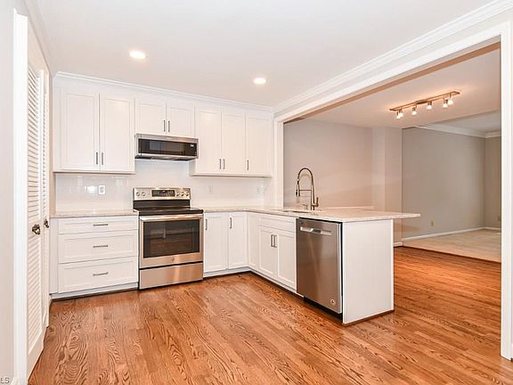 4th image of 402 A Fisher Park Cir