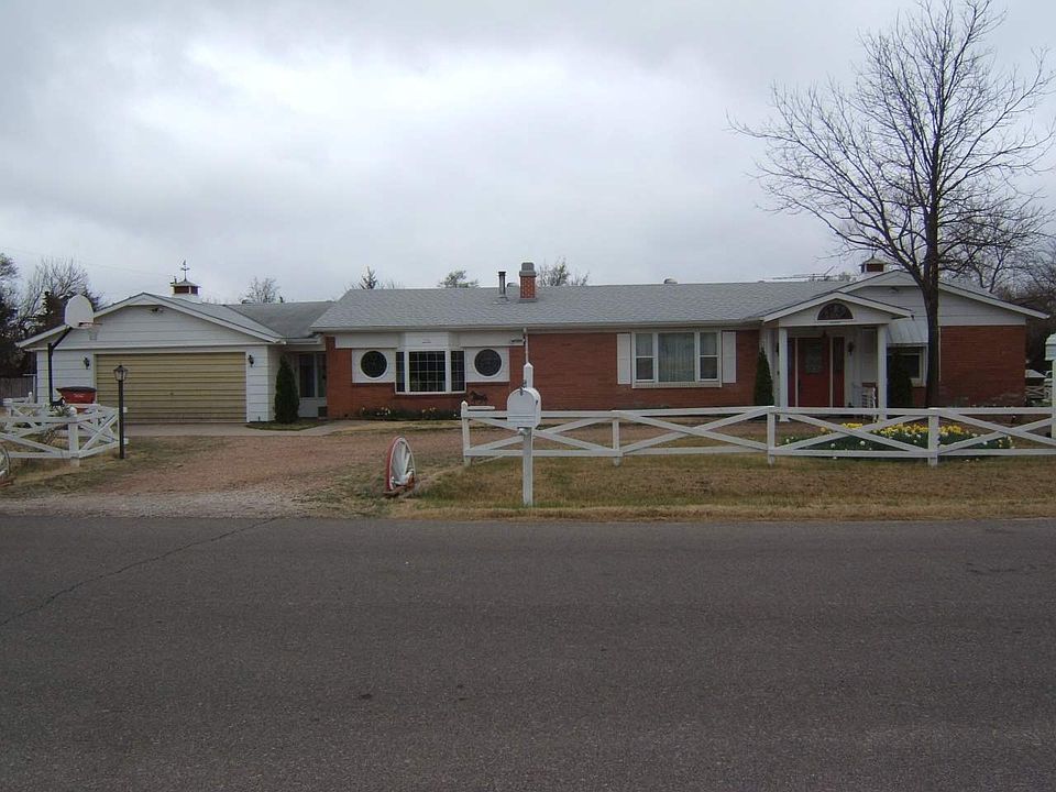 This is the front view of this sprawling ranch.
