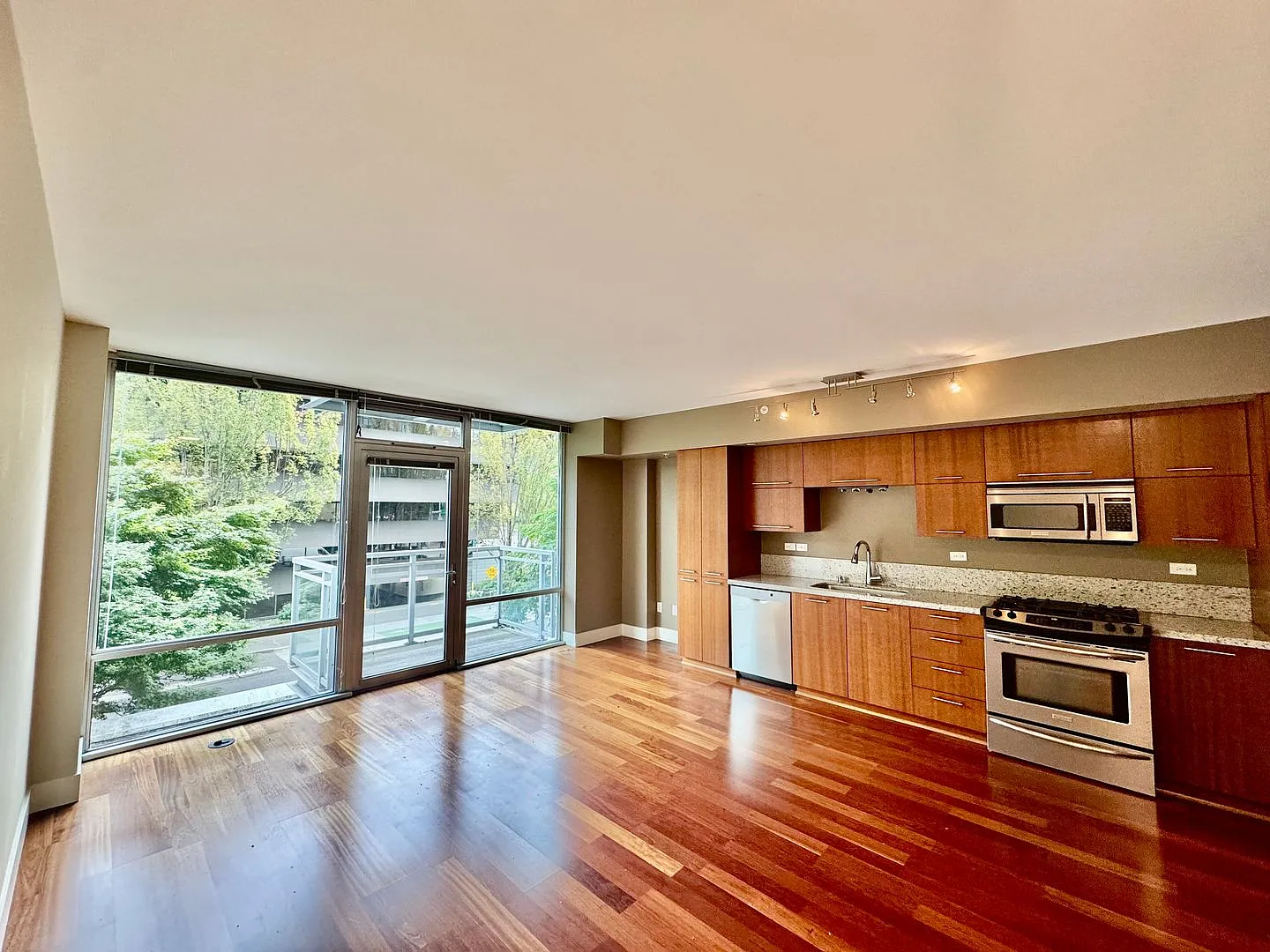 One-Bedroom Condo located in Prime Area of Downtown — Photo 3
