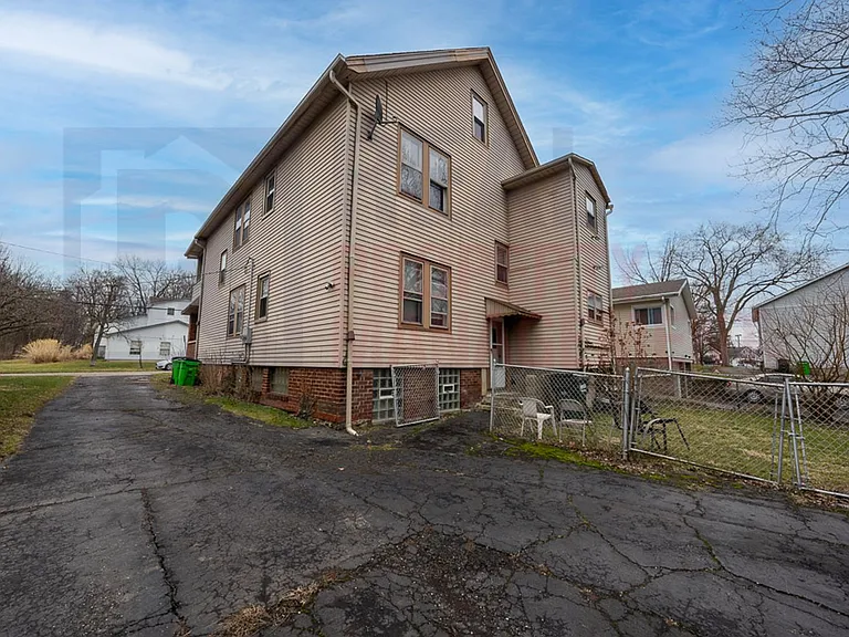121 Logan St — Photo 8