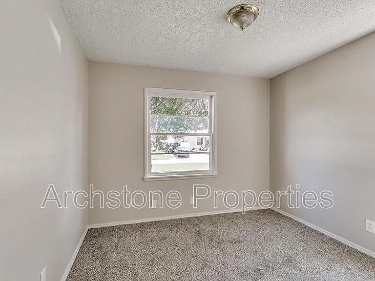 2305 Mustang St — Photo 25