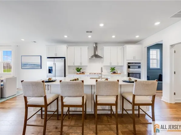 2 Galerie Ct, Monroe Township, NJ 08831