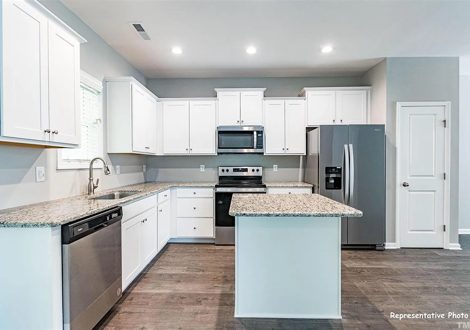 Gorgeous, like-new 3 bedroom, 2 1/2 bath home! — Photo 2
