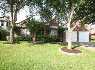 1905 Oak Hollow Dr E, Pearland, TX 77581