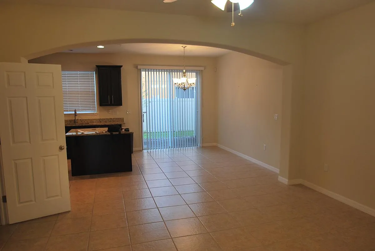 3 bed, 2.5 bath, 1576 sqft, $2,200 — Photo 2