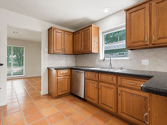 4th image of 8615 Skyline Dr