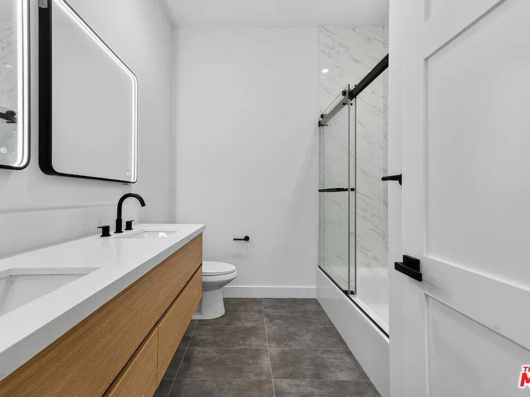150 N Carondelet St — Photo 31