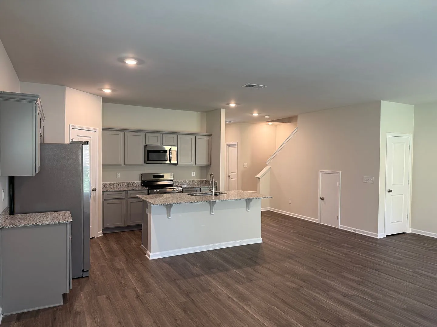 3 bed, 2.5 bath, 1720 sqft, $2,195 — Photo 2