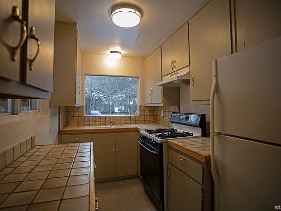 5th image of 2569 Elwood Ave