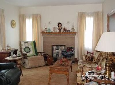 4th image of 204 Gibbons Pl