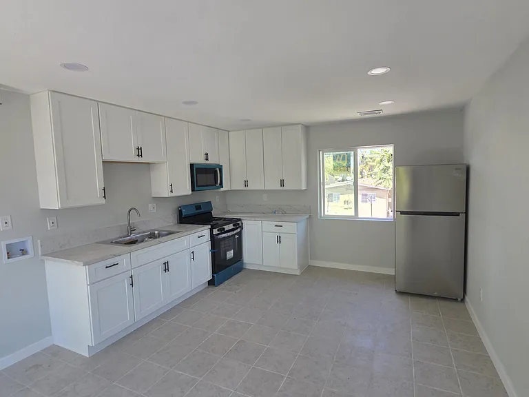 1126 E Grand Ave #1 — Photo 5