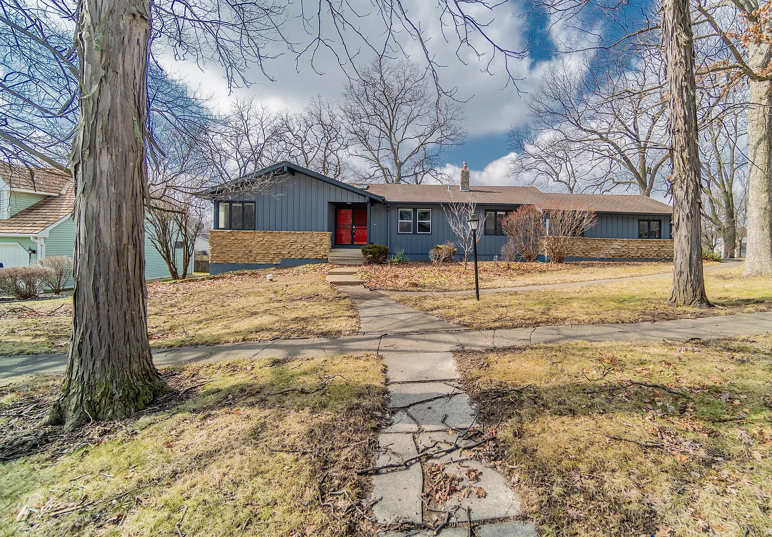 250 Williamsburg Dr photo 1