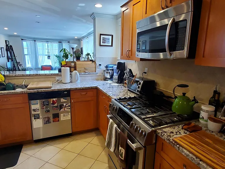210 Erie St #1 — Photo 2