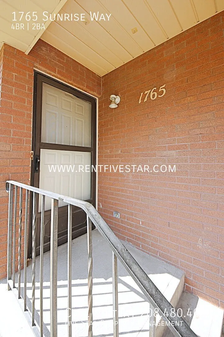 Charming 4 Bedroom Home in the Highland Area! — Photo 2