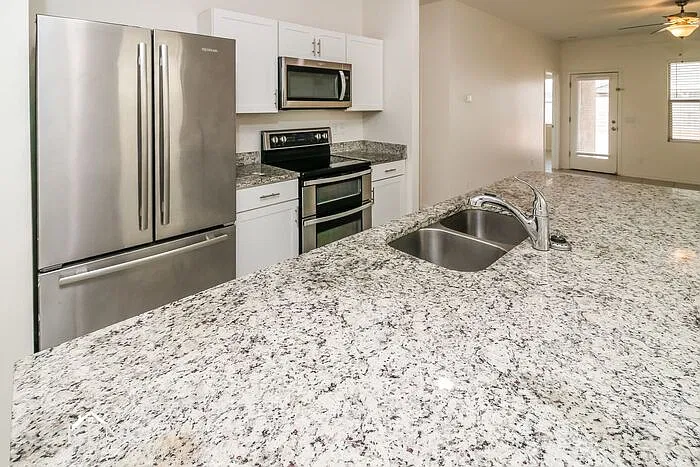 3 bed, 2.0 bath, 1402 sqft, $1,710 — Photo 3