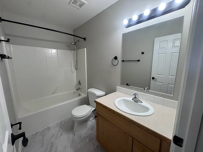 1700 NE Cinder Loop — Photo 27
