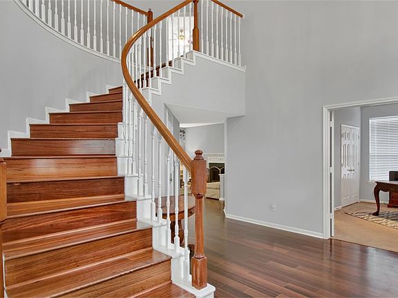4th image of 2814 White Oak Ln