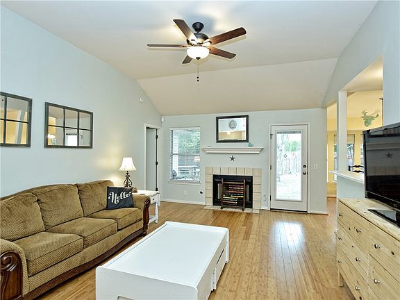 5th image of 1005 Lantana Dr