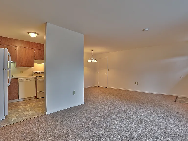 Colonial Apartments — Photo 9