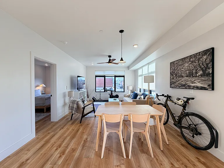 138 E — Photo 13