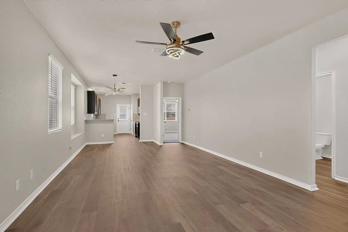 4 bed, 2.5 bath, 2093 sqft, $1,895 — Photo 4