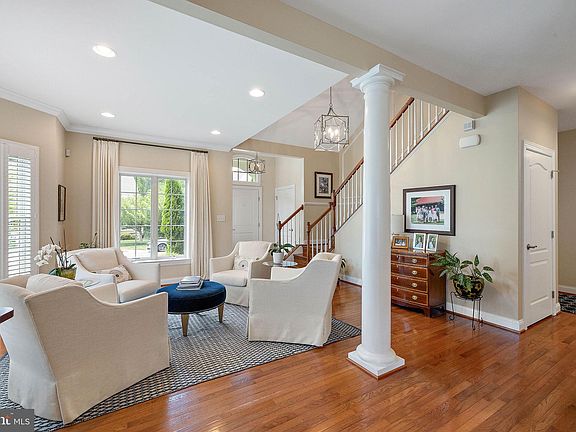 4th image of 271 Carlow Dr