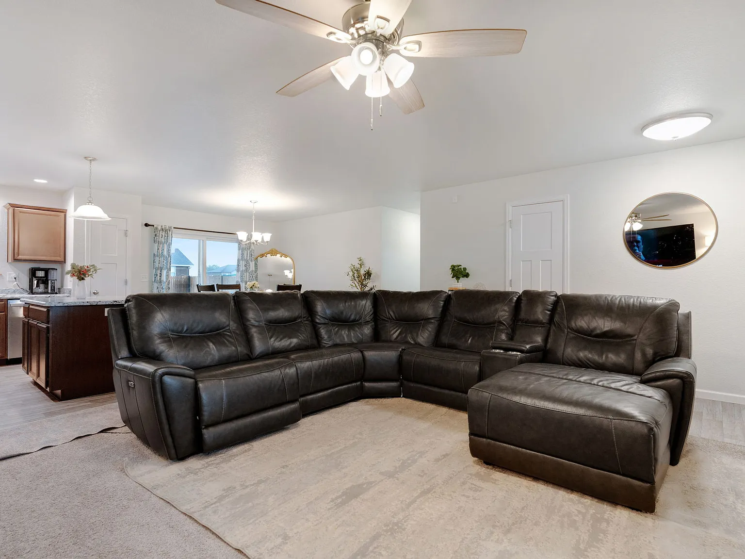 3 bed, 1330 sqft, $2,400 — Photo 4