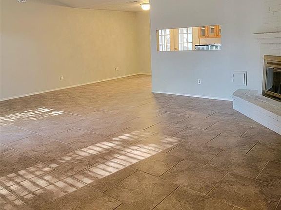3rd image of 1011 Western Hills Dr