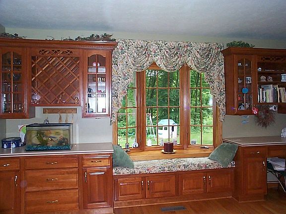 Ki tchen w/island.Cherry cabinetry