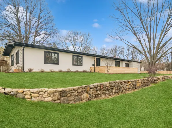 825 Warwick Ave, Barrington, IL 60010