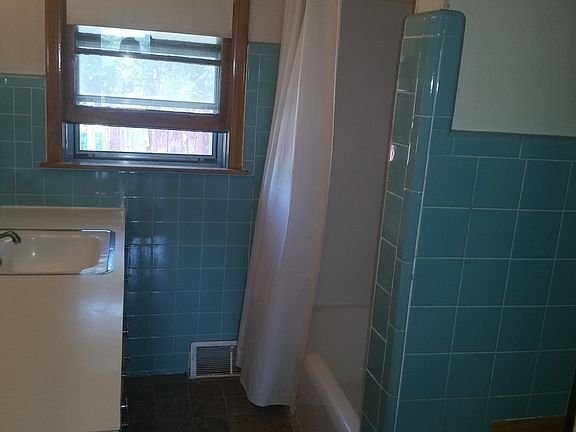 nice clean bathroom