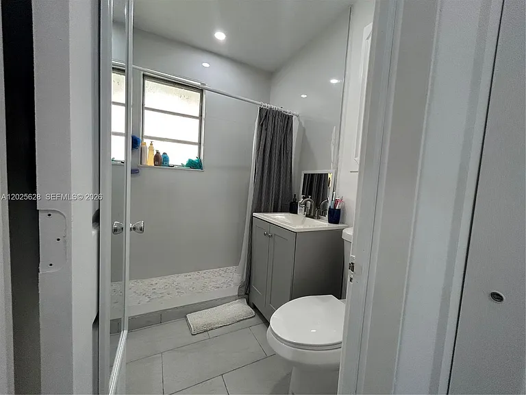 1019 NE 17th Ter #4 — Photo 7