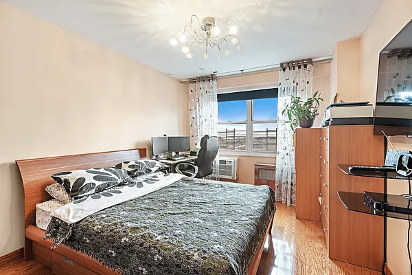 Sold by Thomas Lipovetsky, LREB | media 6