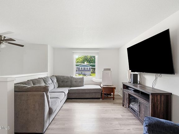 4th image of 4766 Ventura Dr