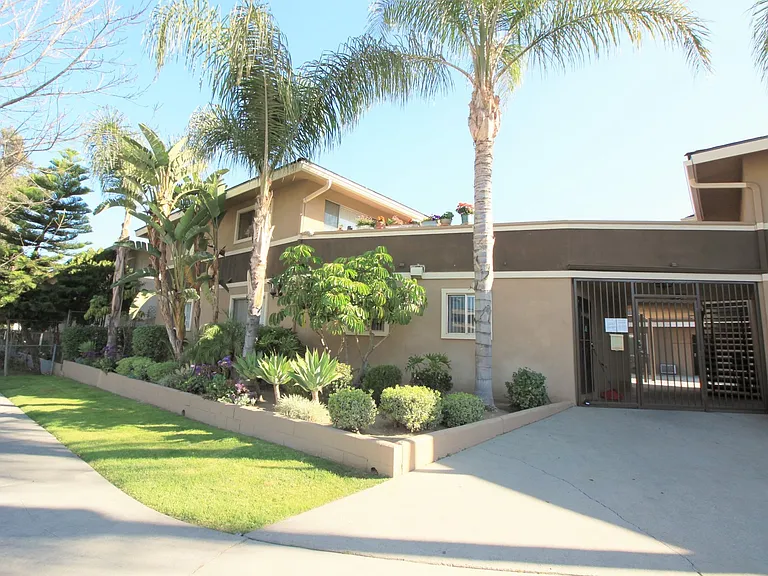 Melrose Place Apartments — Photo 58