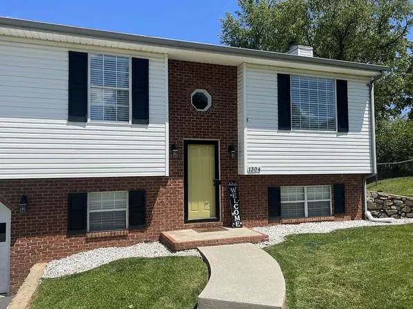 1304 Kings Arms Dr, Salem, VA 24153